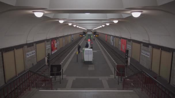 March 2022 Berlin Germany Interior Bahnhof Platz Der Luftbrucke Subway — Stock video