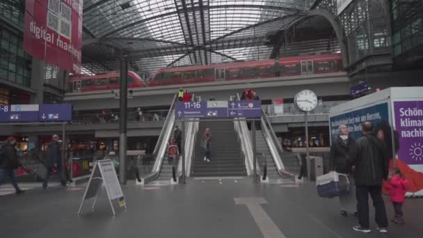 March 2022 Berlin Germany Main Station Interior Berlin Hauptbahnhof People — Video Stock