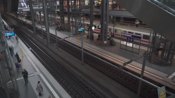 March 2022 Berlin Germany Main Station Interior Berlin Hauptbahnhof People — Vídeo de Stock