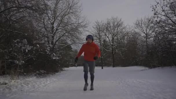 Male Jogger Running Slippery Snow Surface Park Winter Loose Footwear — Vídeos de Stock