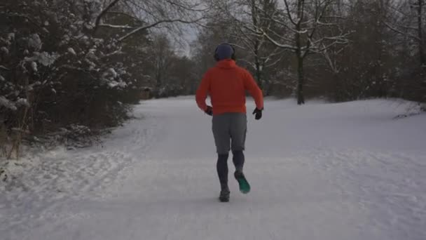 Wrong Outfit Footwear Running Slippery Surfaces Winter Man Jogging Snow — Stockvideo