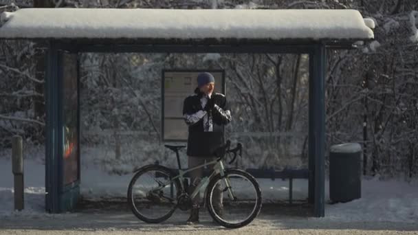 Cyclist Extremely Cold Ride Bicycle Heavy Frost Snow Winter Waiting — Stok video