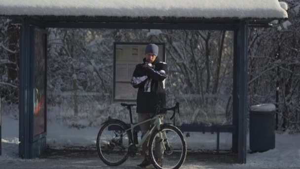 Frozen Male Cyclist Waiting Bus Halt Stop Bicycle Winter Snowy — Stok video