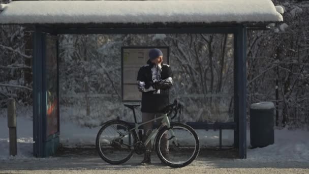 Bicyclist Bicycle Broke Winter Waits Long Time Bus Snowy Stop — Stockvideo