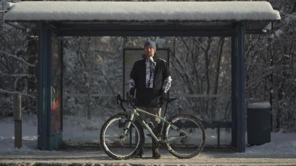 Bicyclist Bicycle Broke Winter Waits Long Time Bus Snowy Stop — 图库视频影像