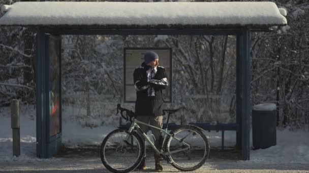 Cyclist Extremely Cold Ride Bicycle Heavy Frost Snow Winter Waiting — Stock video