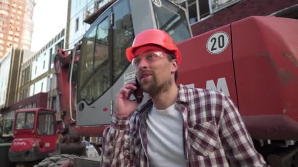 Pria Bahagia Membangun Mandor Dengan Helm Berbicara Lokasi Konstruksi Telepon — Stok Video