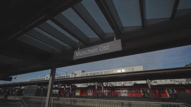 2022年12月25日 ミュンヘンだ ドイツだ マンチェン オストまたはオストバーンホフ ミュンヘン東駅 鉄道駅のホームバーンホフ ミュンヘン東駅 バーンホーフ ミュンヘン — ストック動画