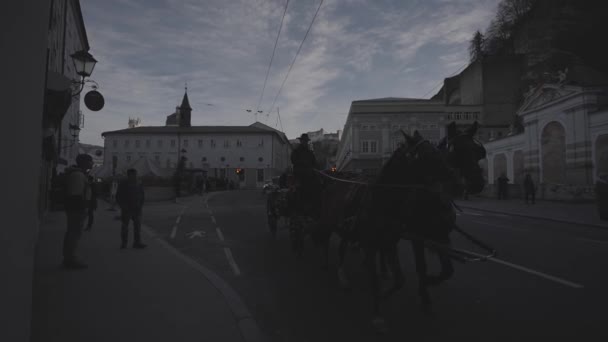 December 2022 Salzburg Austria Come Horse Drawn Carriage Coachman Tourists — Αρχείο Βίντεο
