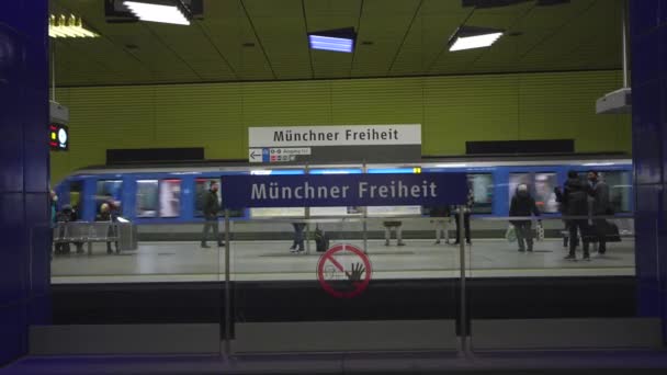 January 2023 Munich Germany Bahnhof Munchner Freiheit Subway Lines Futuristic — Vídeo de Stock