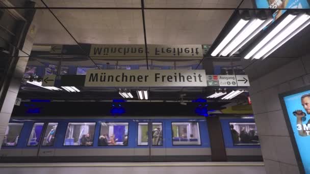 January 2023 Munich Germany Bahnhof Munchner Freiheit Subway Lines Futuristic — Vídeo de Stock