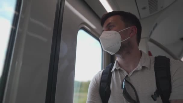 拥挤的列车在德国的9欧元车票 戴面具的男性乘客站在列车门口 透过窗户往外看 没有车厢座位 照顾男性健康 净化空气的烟雾过滤器 — 图库视频影像