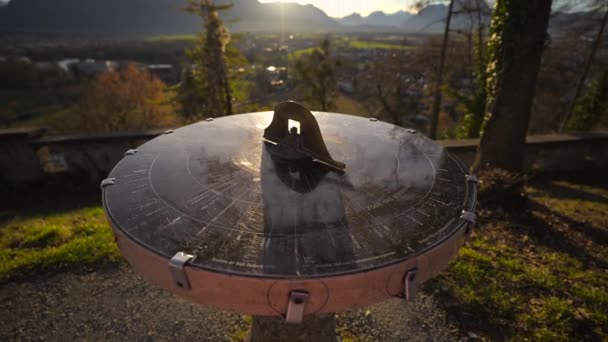 Mountain View Monchsberg Hill Pointer Compass Sunset Sunny Winter Weather — Vídeos de Stock