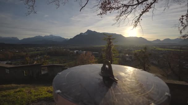 晴れた冬の天気で日没のポインタまたはコンパスからモンヒスベルク丘からの山の景色 ザルツブルク オーストリア ヨセフストロム ベルトルドゥストーム スタッター ベルトルト ツヴィンガー ミッテラー 方向標識 — ストック動画