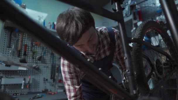 Theme Repair Tuning Bicycles Caucasian Male Bicycle Mechanic Repairing Transmission — Stock Video