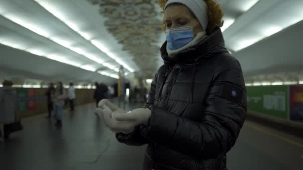 Senior Caucasian Woman Subway Room Wearing White Medical Gloves Protective — Vídeo de Stock