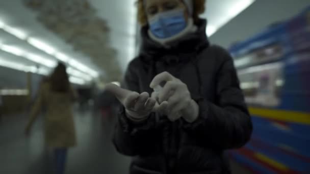 Індивідуальна Дезінфекція Під Час Міських Поїздок Захисні Віруси Бактерії Використовують — стокове відео