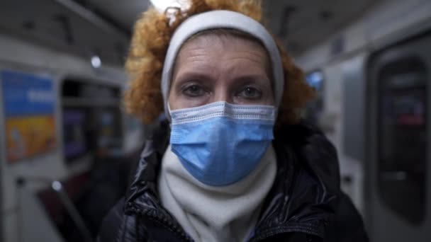 Зріла Жінка Медичній Захисній Масці Подорожує Поїзді Метро Концепція Нової — стокове відео