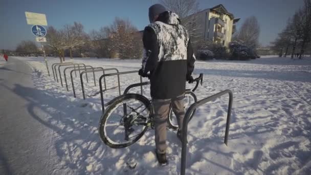 Man Cyclist Locks Bicycle Street Parking Lot Europe Winter Snowy — Stok video