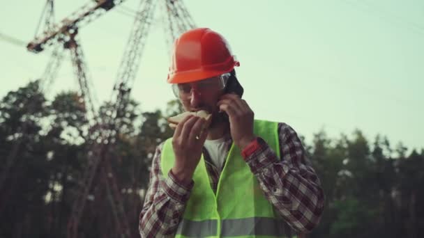 Quick Snack Worker Hard Hat Eating Sandwich Making Phone Call — Stok video