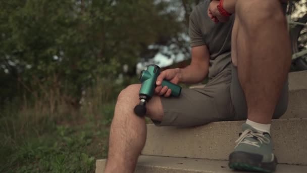 Athlete Massages Impact Gun Relieve Muscle Pain Outdoor Workout Man — Stok video