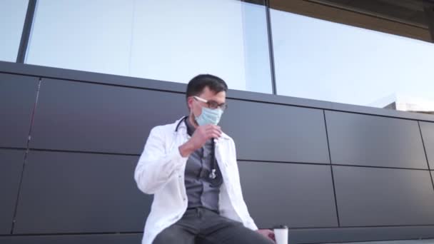 Προσωπογραφία Νεαρού Γιατρού Νοσηλευτή Που Αναπαύεται Εξαντλημένος Διάλειμμα Στον Τοίχο — Αρχείο Βίντεο