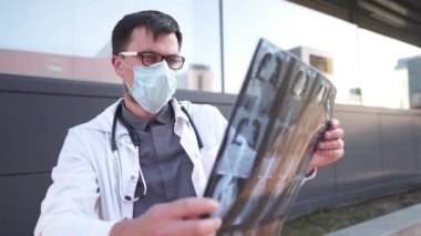 Doktor göğüs ve karın tomografisini inceliyor. Pulmonoloji, akciğer patolojisi, bronşların iltihaplı hastalıkları, tüberküloz, covid 19 veya koronovirüs hastalıklarının teşhisi için röntgen veya MRI..