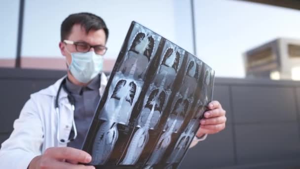 Jonge Kaukasische Arts Longmonoloog Radioloog Diagnosticeert Pulmonologie Afdeling Thema Van — Stockvideo