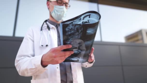 Médico Sexo Masculino Examina Radiografia Tórax Paciente Com Tomografia Computadorizada — Vídeo de Stock