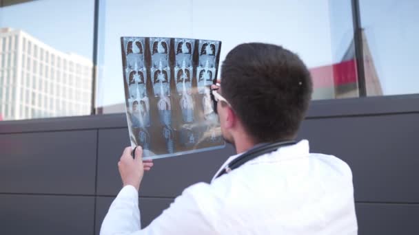 Dokter Onderzoekt Scan Van Borst Buik Ray Mri Voor Diagnose — Stockvideo