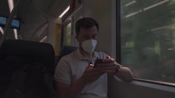 Мбаппе Пассажирском Поезде Германии Помощью Приложения Смартфона Надел Защитную Маску — стоковое видео
