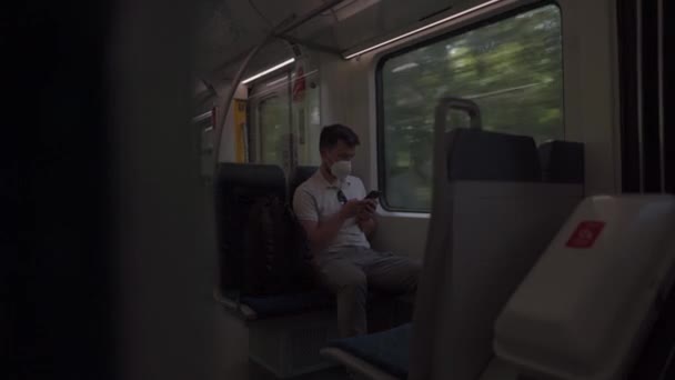 Maszkos Férfi Utazik Vonattal Ablakon Nyári Napon Napsütéses Időben Okostelefont — Stock videók