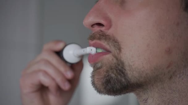 Крупный План Чистки Зубов Человеком Помощью Ультразвуковой Зубной Щетки Мужчина — стоковое видео