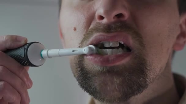 Тема Чистки Отбеливания Зубов Современной Электрической Зубной Щеткой Крупный План — стоковое видео