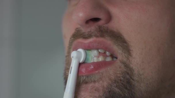 Κοντινό Πλάνο Ανθρώπου Που Καθαρίζει Δόντια Οδοντόβουρτσα Υπερήχων Άντρας Βουρτσίζει — Αρχείο Βίντεο