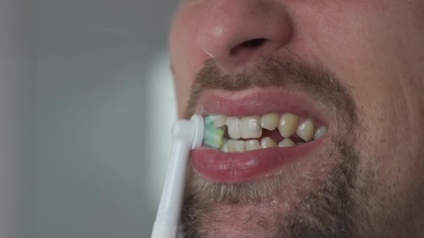 Tema För Borstning Och Vitare Tänder Med Modern Elektrisk Tandborste — Stockvideo