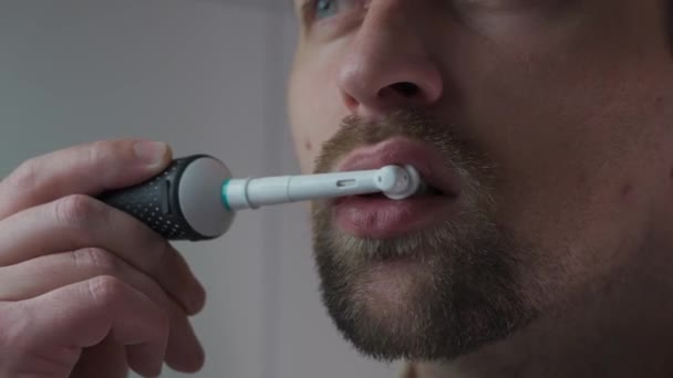 Κοντινό Πλάνο Ανθρώπου Που Καθαρίζει Δόντια Οδοντόβουρτσα Υπερήχων Άντρας Βουρτσίζει — Αρχείο Βίντεο