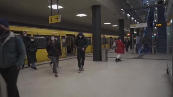 März 2022 Deutschland Berlin Moderne Gelbe Bahn Und Fahrgäste Berlin — Stockvideo