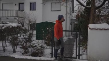 Erkek koşucu idman yapmak için evden çıkıyor, müziği açıyor, spor saatinde antrenmanlara başlıyor ve koşmaya başlıyor. Almanya 'da kışın soğuk karlı havada. Akıllı saat ve çalışmaya başlar