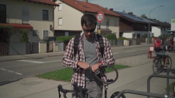 Bisikletli Adam Almanya Nın Dışındaki Bisiklet Parkında Bisiklet Kilidini Açıyor — Stok video
