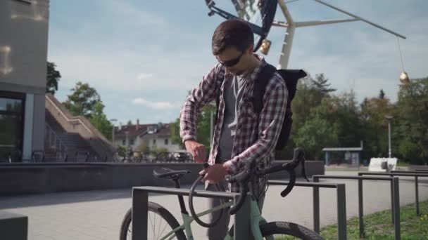 Bicycle Protection Theft Bike Street Parking Bicycles Man Cyclist Unlocks — Vídeo de Stock