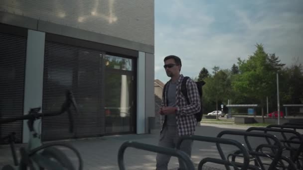 Защита Кражи Велосипедов Парковка Велосипедов Велосипедной Улице Человек Велосипедист Открывает — стоковое видео