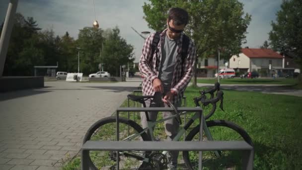 Człowiek Rowerzysta Odblokowuje Rower Parkingu Rowerowym Niemczech Mężczyzna Otwiera Kłódkę — Wideo stockowe