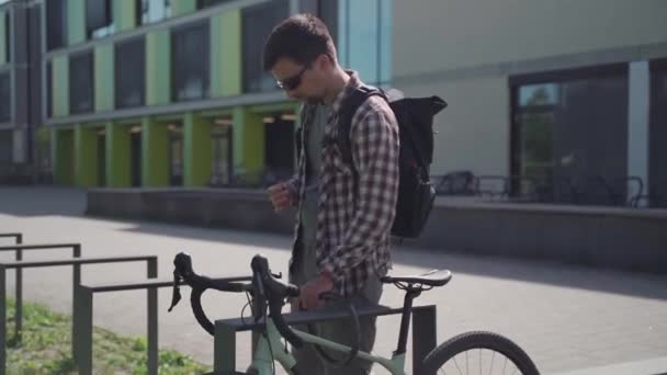 Προστασία Ποδηλάτων Κατά Της Κλοπής Ποδήλατο Πάρκινγκ Για Ποδήλατα Άνθρωπος — Αρχείο Βίντεο