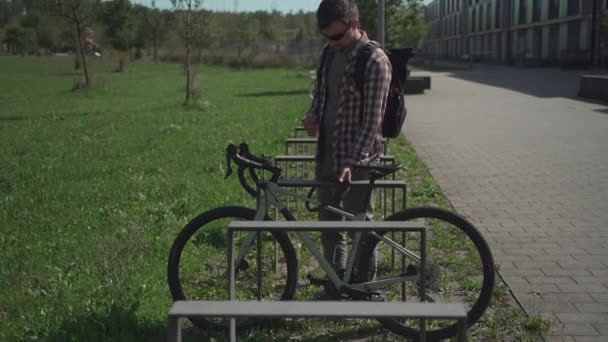 Ασφάλεια Και Αντικλεπτική Κλειδαριά Για Ποδήλατο Αρσενικός Ποδηλάτης Ξεκλειδώνει Ποδήλατο — Αρχείο Βίντεο