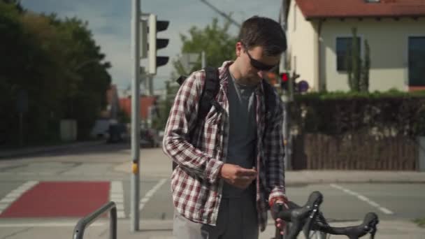 Человек Велосипедист Открывает Велосипед Стоянке Велосипедов Германии Мужчина Открывает Противоугонный — стоковое видео