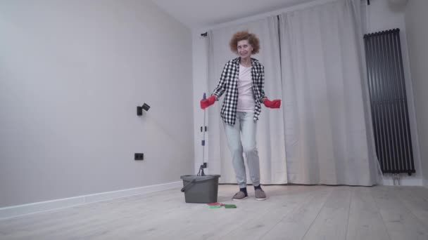 Senior Woman Cleaning Moving New Apartment Dancing Singing Floor Mop — Vídeo de Stock