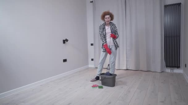 Happy Mature Housewife Using Mop Bucket Water Singing Dancing While — Stockvideo
