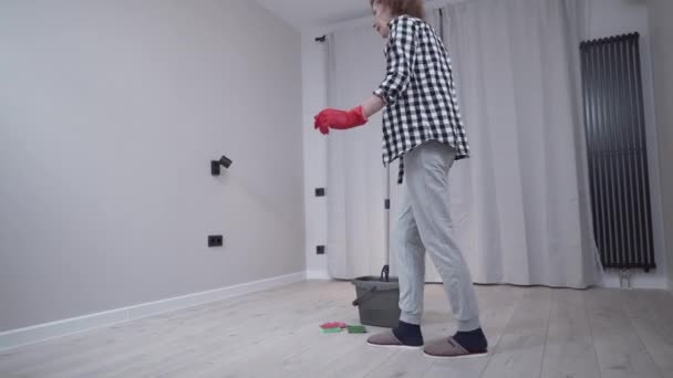 Cheerful Mature Female Cleaning New Apartment Furniture Mopping Floor Mop — Vídeo de Stock
