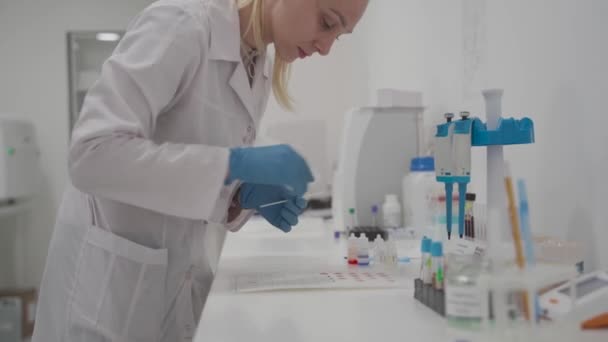 Лабораторне Визначення Типу Крові Аналіз Крові Жіночий Лабораторний Асистент Робить — стокове відео